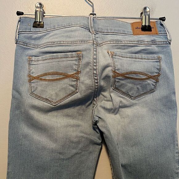 Abercrombie Kids Girl's Blue Light Wash Super Skinny Slim Denim Jeans Size 11/12 - Picture 3 of 7